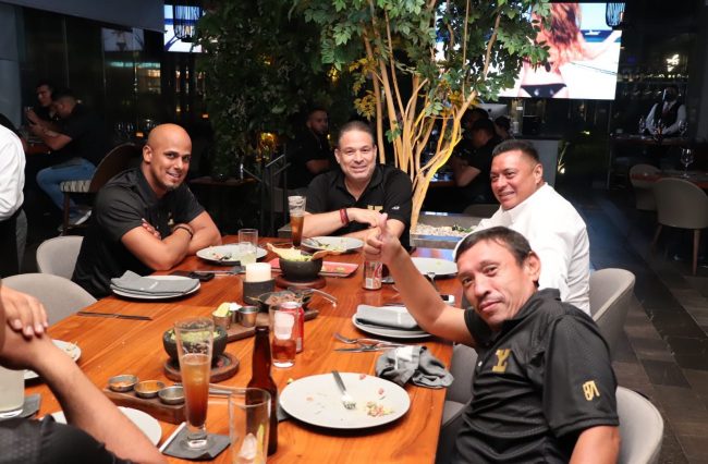 Jorge Aranda la Máscara con Luis David Matos, David Chile Cortez en restaurante porfirio´s de Mérida del 250821 antes del 1er juego de la final del sur, del 270821 en cdmx vs. los Diablos