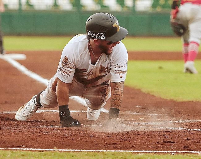 Leones de Yucatán vs. Piratas de Campeche, juegos 60 y 59, 2o de la serie, serie para los Leones, 2×1 del 310721 en Mérida, Marco Jaime anotando la 1a carrera