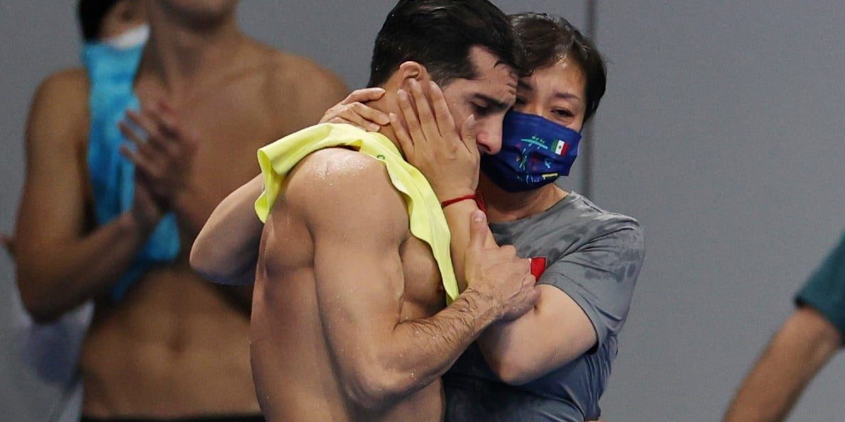 Rommel Pacheco llorando con Ma Jin tras quedar 6o en la final de trampolín de tres metros de los Juegos Olímpicos de Tokio 2021 del 030821