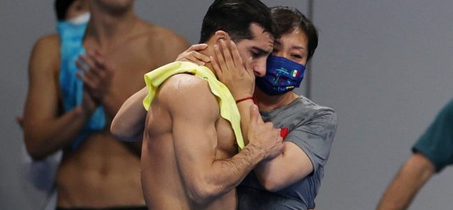 Rommel Pacheco llorando con Ma Jin tras quedar 6o en la final de trampolín de tres metros de los Juegos Olímpicos de Tokio 2021 del 030821