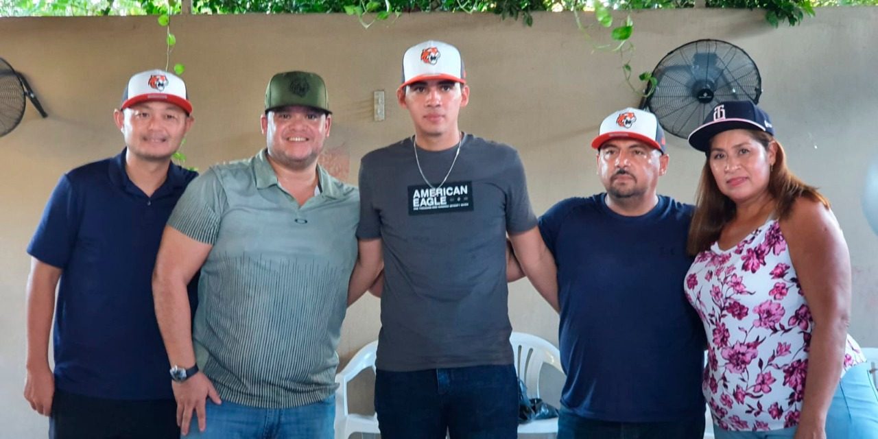Alexander Armenta con Fernando Valenzuela firma para su desarrollo con los Fukuoka Softbank Hawks con su familia y directivo japonés, del 240921 en Los Mochis