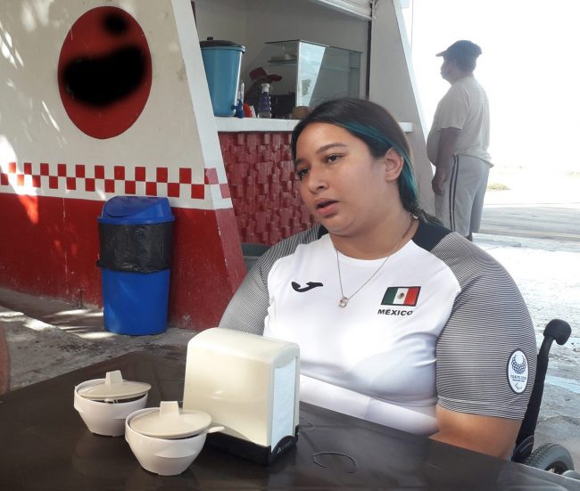 Belén Sánchez, primera atleta campechana en juegos olímpicos, con Jorge Carlos Hurtado Montero a su regreso a campeche del 020921