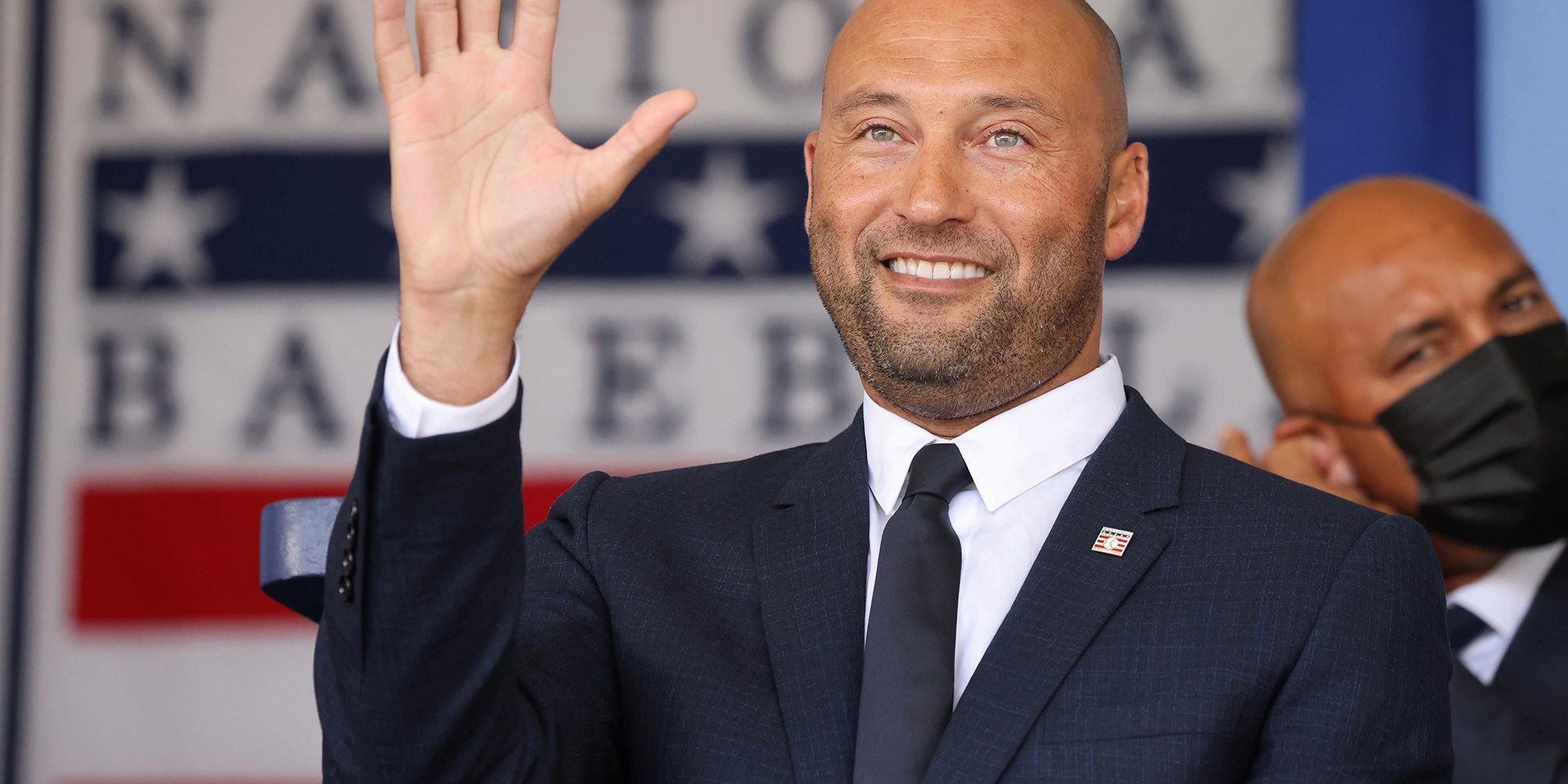 Derek Jeter saluda al ingresar al Salón de la Fama en el Clark Sports Center del estado de Nueva York al inmgresar al Salón de la Fama, del 080921