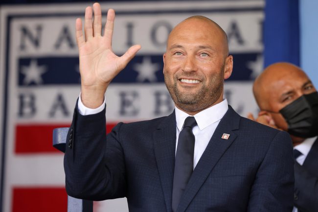 Derek Jeter saluda al ingresar al Salón de la Fama en el Clark Sports Center del estado de Nueva York al inmgresar al Salón de la Fama, del 080921
