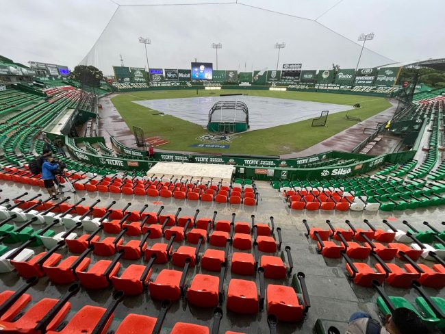 Leones de Yucatán vs. Toros de Tijuana, 4o juego de la Serie del Rey, suspendido por lluvia, del 100921 en Mérida, con Édgar Tun