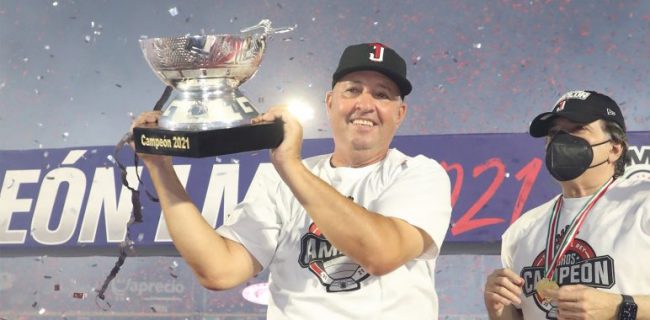 Toros de Tijuana vs. Leones de Yucatán, 7o juego serie del rey, serie 4-3, 3×0 23 del 150921 en Tijuana, Homar Rojas, cargando la copa zachila