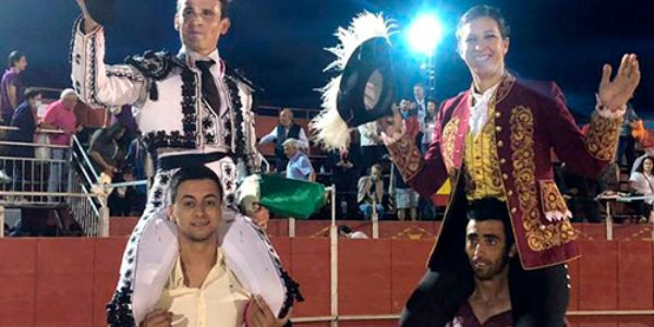 André Lagravere con rejoneadora Ana Rita, ambos cortaron dos orejas, él en su debut como matador en España del 021021 en Valera de Bajo, Cuenca