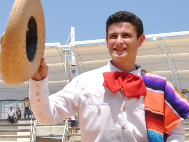 André Lagravere con sombrero y atavpio mexicano, pesumiblemente en Francia del 271021