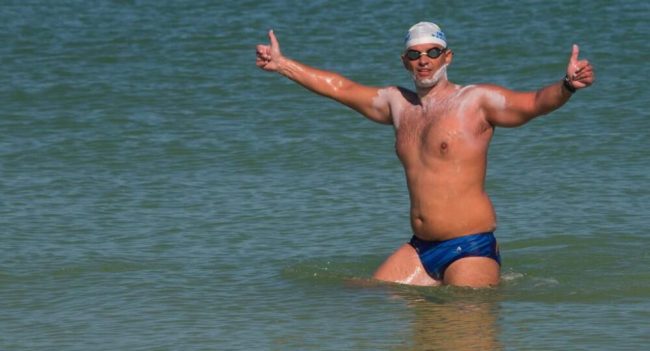 Carlos Franco saliendo del mar