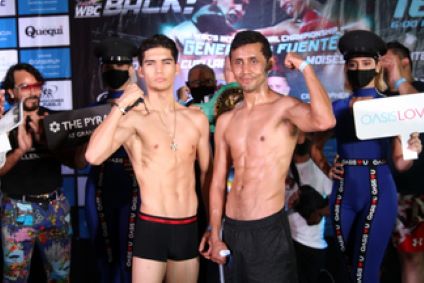 David Cuéllar pesaje vs, Moisés Fuentes del 151021 en Cancún
