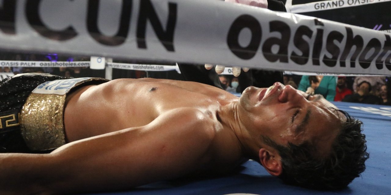 David Cuéllar vs. Moisés Fuentes gko 6 ganó cetro juvenil plata de peso gallo 1 del 161021 en Cancún fuentes tendido inconsciente