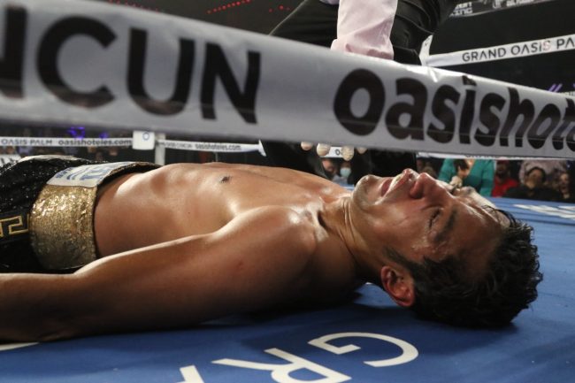 David Cuéllar vs. Moisés Fuentes gko 6 ganó cetro juvenil plata de peso gallo 1 del 161021 en Cancún fuentes tendido inconsciente