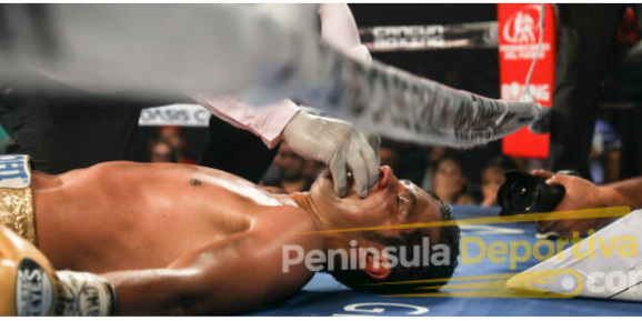 David Cuéllar vs. Moisés Fuentes gko 6 ganó cetro juvenil plata de peso gallo 4 del 161021 en Cancún fuentes tendido inconsciente foto original de getty con marca de agua