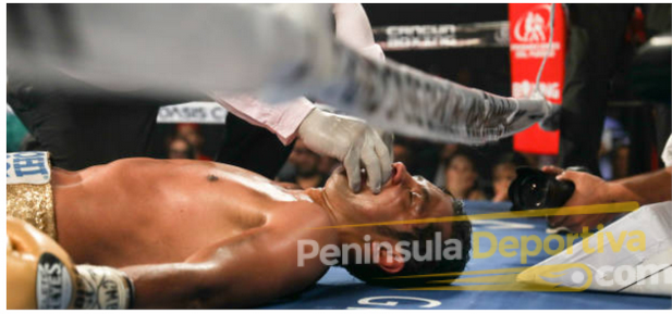 David Cuéllar vs. Moisés Fuentes gko 6 ganó cetro juvenil plata de peso gallo 4 del 161021 en Cancún fuentes tendido inconsciente foto original de getty con marca de agua