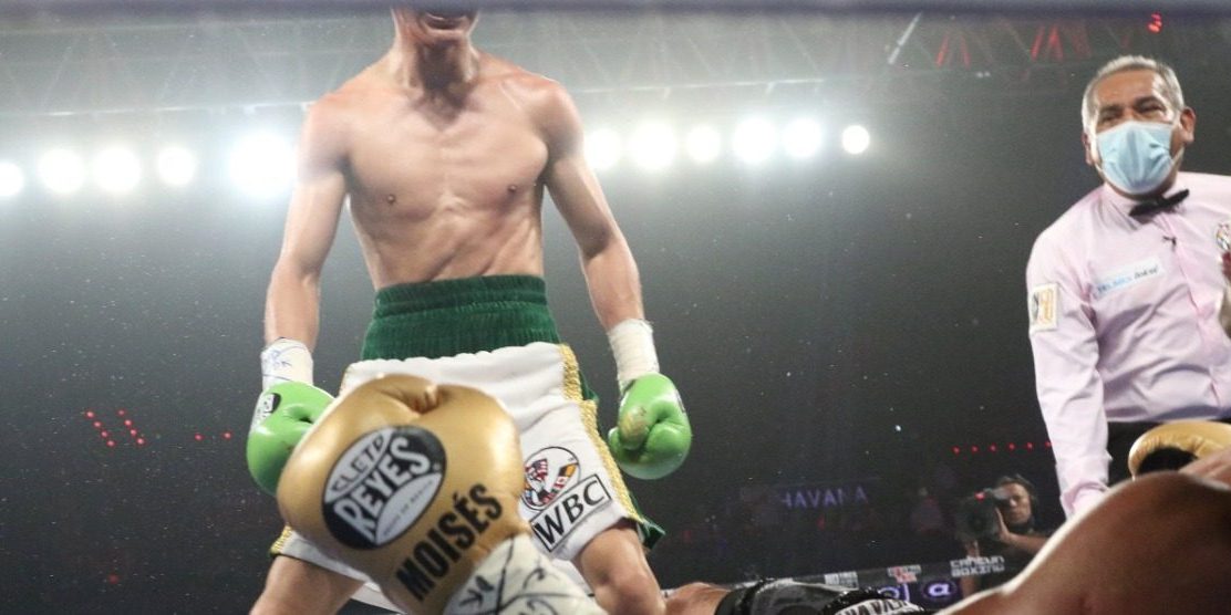 David Cuéllar vs. Moisés Fuentes gko 6 ganó cetro juvenil plata de peso gallo del 161021 en Cancún, réferi Florentino López