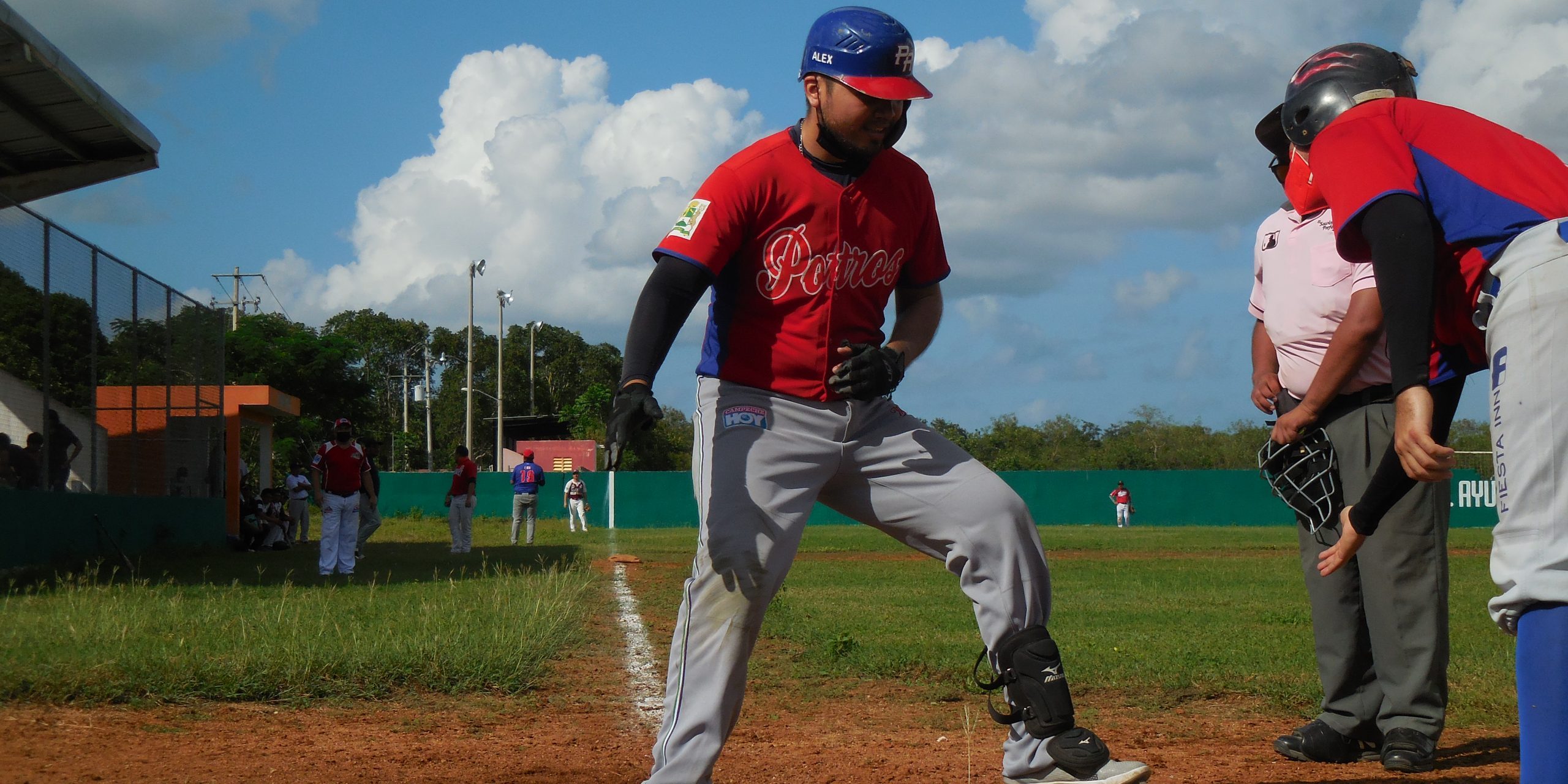El potro Alejandro Chalé llega a la chocolatera tras batear grand slam liga motuleña