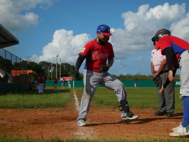 El potro Alejandro Chalé llega a la chocolatera tras batear grand slam liga motuleña