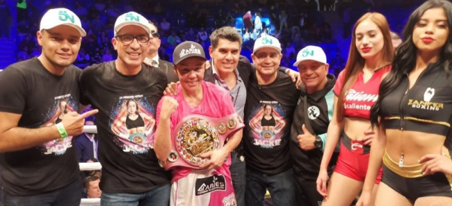 Jackie Nava, vencedora de Mariana Barbie Juárez, ganó campeonato mundial súpergallo diamante del 301021 en auditorio municipal de Tijuana, con Rafael Soto