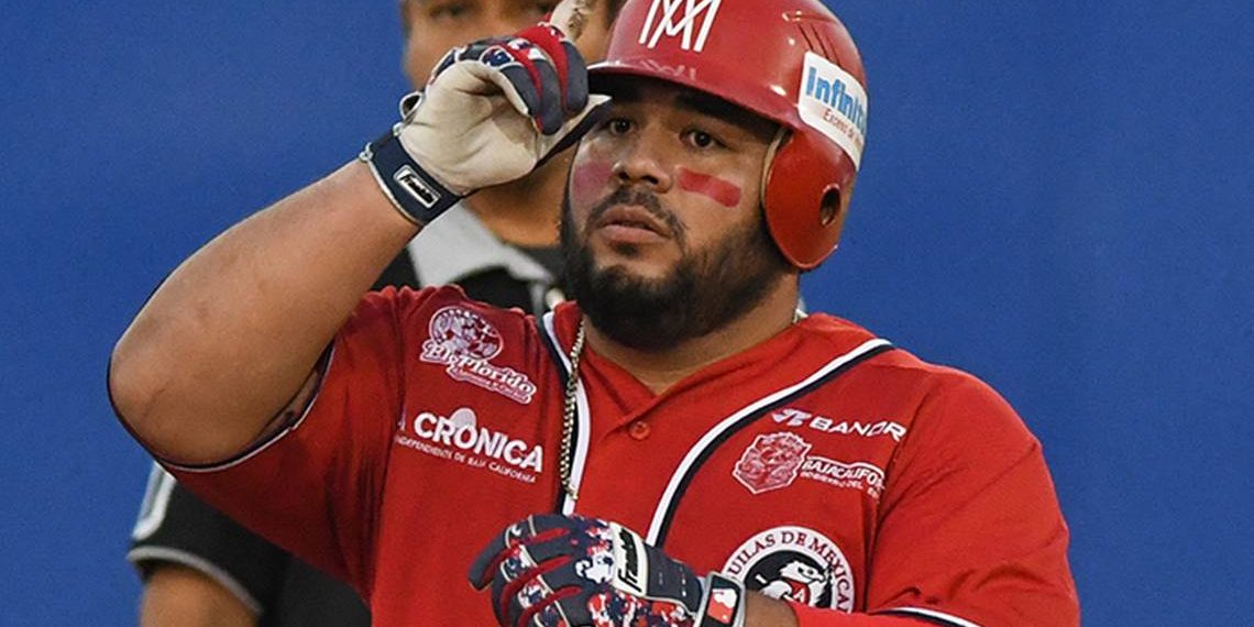 Luis Felipe “Pepón” Juárez con casco de los Águilas de Mexicali "Pepón"