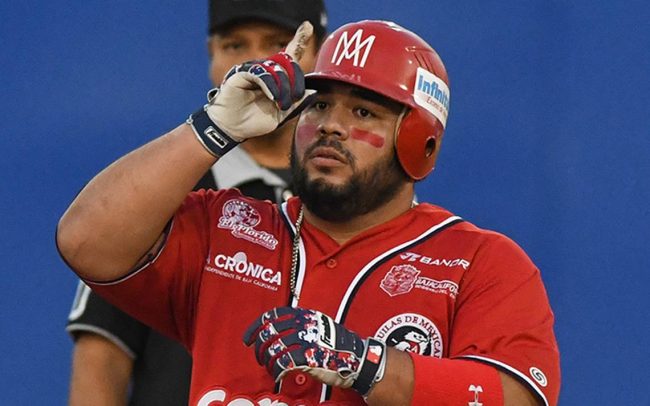 Luis Felipe “Pepón” Juárez con casco de los Águilas de Mexicali "Pepón"