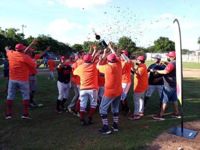 Memos de Crujinich, campeones torneo 2a fuerza liga meridana vs. cerveceros del 241021 en campo de Cordemex