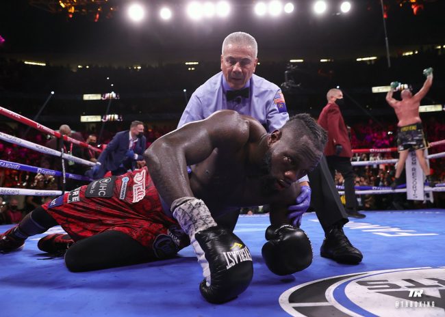 Tyson Fury vs. Deontay WIlder III gkot 11 retuvo campeonato mundial completo del CMB del 091021 en Las Vegas con réferi Russell Mora