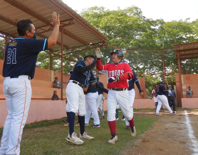 El mantarraya Héctor -teto- Flores es felicitado tras batear grand slam