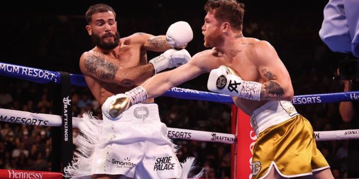 Saúl Canelo Álvarez vs. Caleb Plant gkot 11 retuvo cetros cmb, omb y amb súpermedianos y ganó el de la FIB, del 061121 en Las Vegas