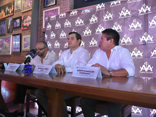 Alberto Basulto Soberanis, Hernán Evia Góngora, Alberto Hagar Goff conferencia de prensa reanudación de toros en Mérida durante pandemia, del 101221 en TGI Fridays City Center
