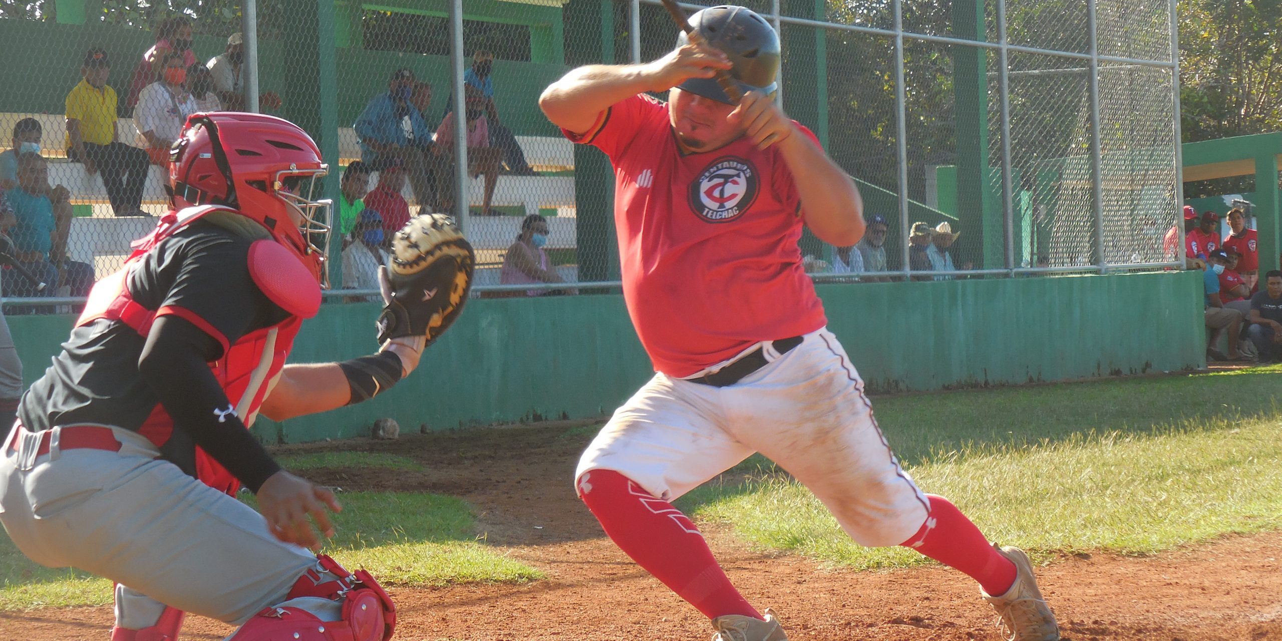 El centauro Hernan Cortes recibe golpe del pitcher Liga Motuleña