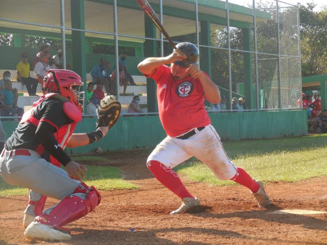 El centauro Hernan Cortes recibe golpe del pitcher Liga Motuleña