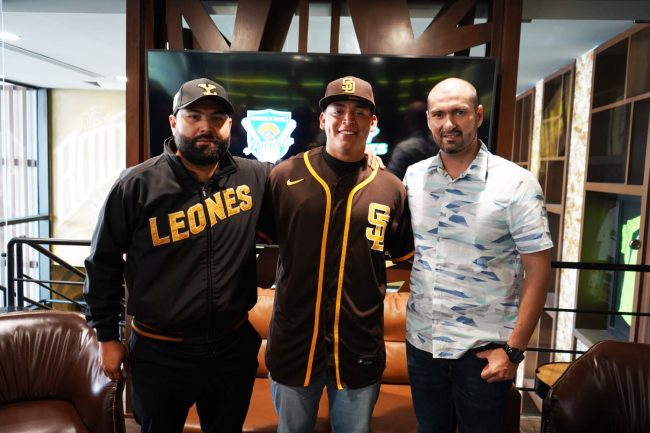 Erick Arellano, Óliver Carrillo y Emmanuel Valdéz, firma de Carrillo con los Padres de San Diego, del 141221 en Mazatlán