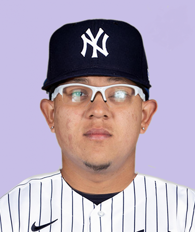 Julio Urías con uniforme fake de los Yanquis de Nueva York