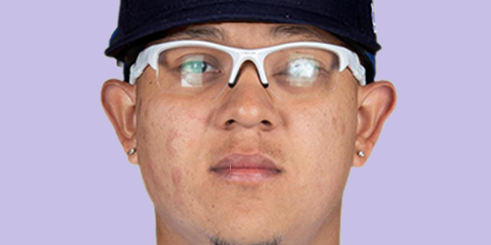 Julio Urías con uniforme fake de los Yanquis de Nueva York