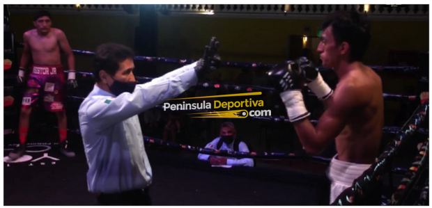 Néstor Profesorcito López vs. Jesús Zunún Ramírez gkot 1 del 111221 en Circo teatro Renacimiento de Campeche con réferi Manuel Dzib con marca de agua