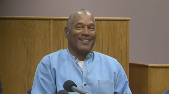 O.J. Simpson sonriente durante audiencia de fecha no precisa durante su condena por asalto a mano armada en Las Vegas en 2005