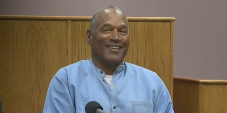 O.J. Simpson sonriente durante audiencia de fecha no precisa durante su condena por asalto a mano armada en Las Vegas en 2005