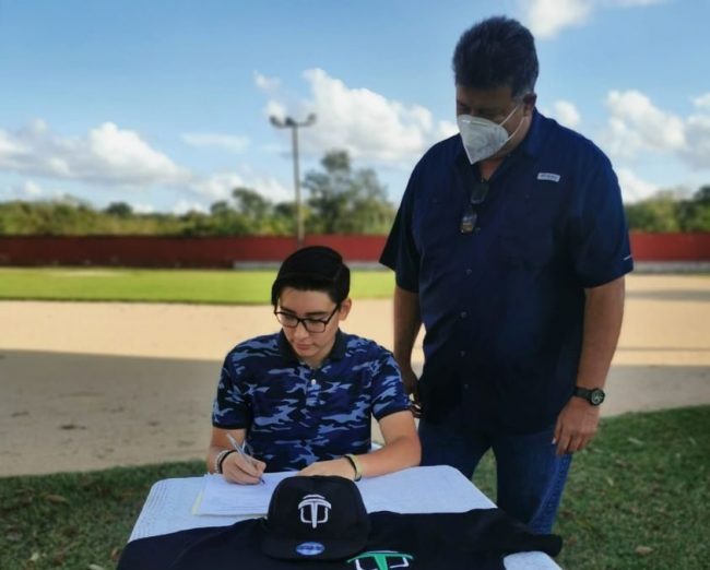 Omar Martínez Salazar firmando con los Olmecas de Tabasco, del 221221 con Juan Carlos Uribe Manzano