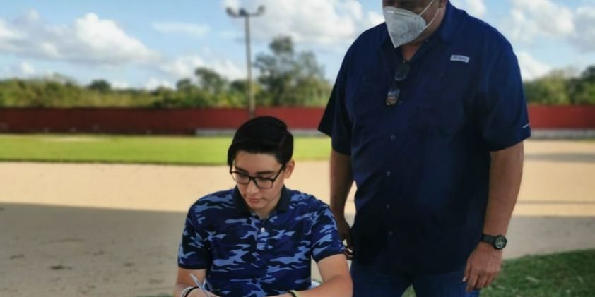Omar Martínez Salazar firmando con los Olmecas de Tabasco, del 221221 con Juan Carlos Uribe Manzano