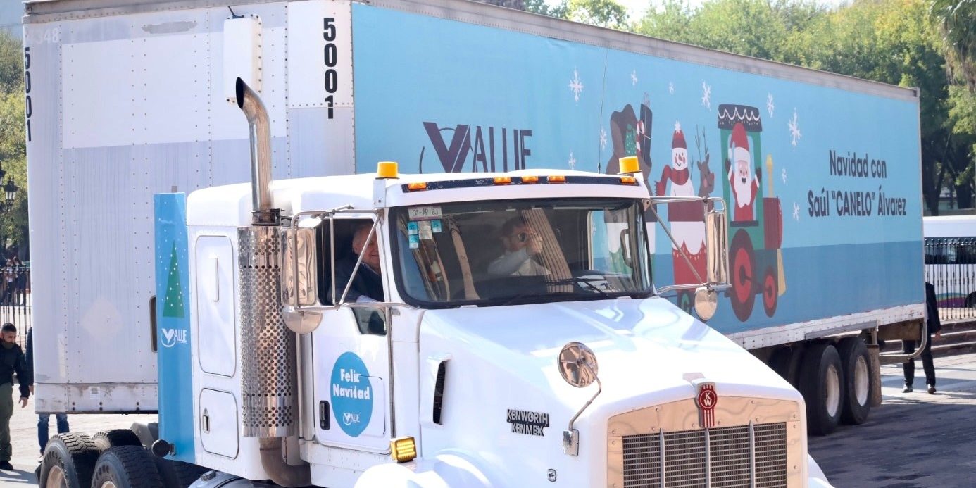 Saúl Canelo ÁLvarez conduciendo tráiler en Monterrey con juguetes para niños del DIF, del 211221