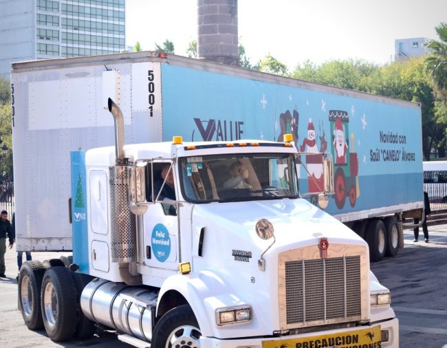 Saúl Canelo ÁLvarez conduciendo tráiler en Monterrey con juguetes para niños del DIF, del 211221
