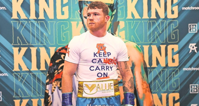 Saúl Canelo Álvarez, buena foto con short azul y guantes puestos