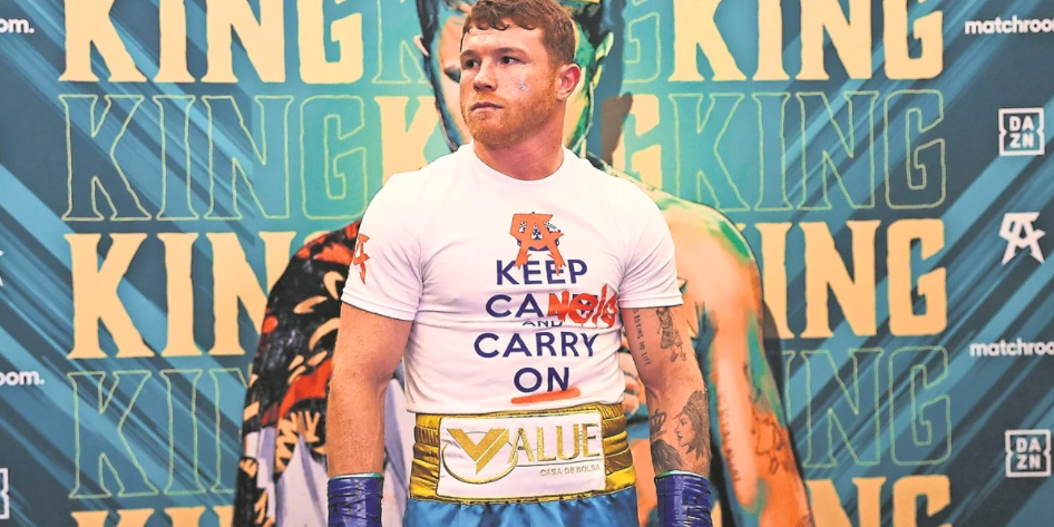 Saúl Canelo Álvarez, buena foto con short azul y guantes puestos