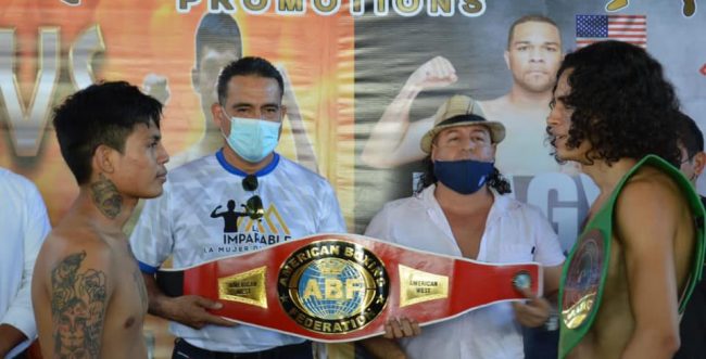 Víctor Vago Durán pesaje vs. André Gitano García del 171221 en Ciudad del Carmen