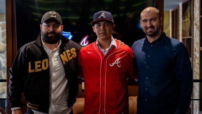 Alen Isauro Pineda, con Erick Arellano y Abraham Valdez, firma con los Bravos de Atlanta, del 180122