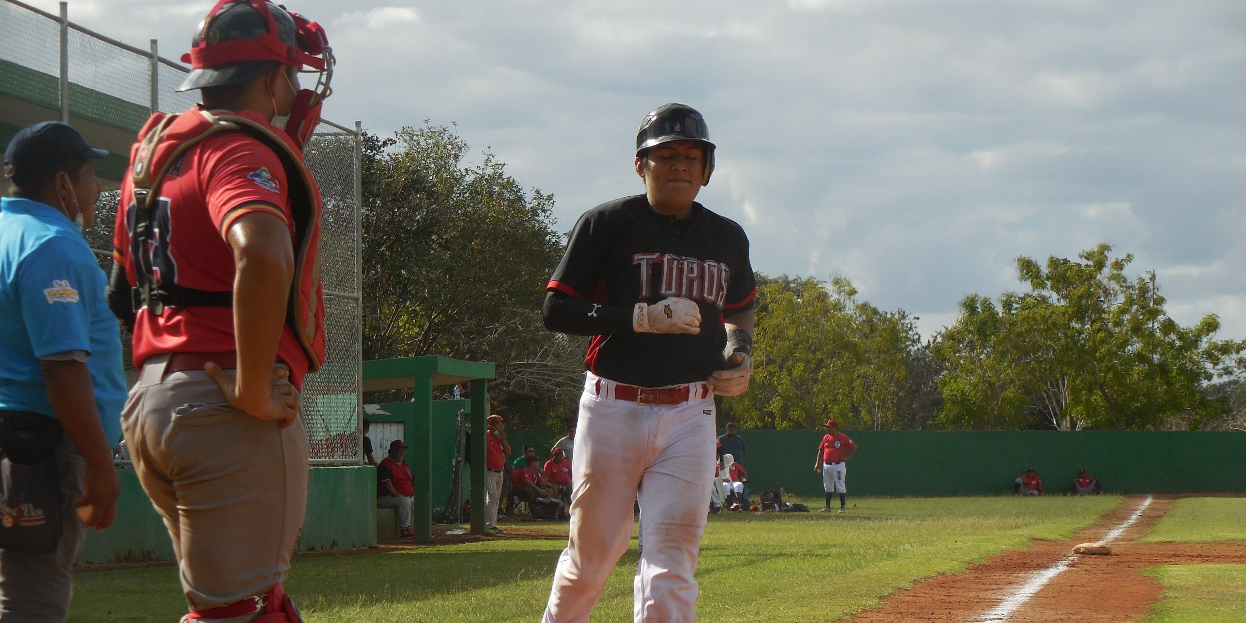 El burel Eduardo Tuz arriba a home tras batear kilométrico jonrón liga motuleña