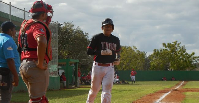 El burel Eduardo Tuz arriba a home tras batear kilométrico jonrón liga motuleña