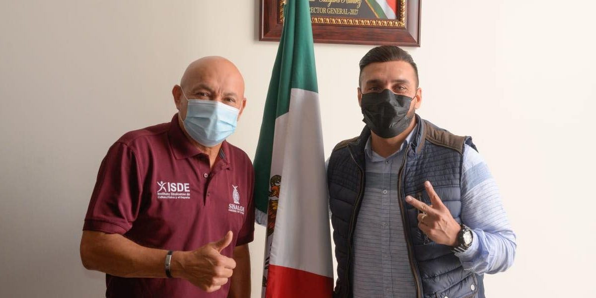 Juan José Pacho Burgos con Julio César Cascares al tomar posesión de la coordinación sur del Instituto de Cultura Física y Deporte de Sinaloa del 100122 en Culiacán