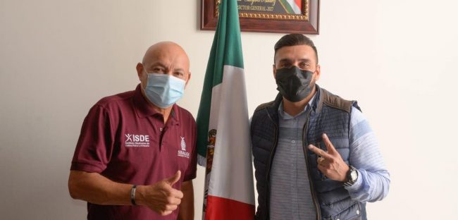 Juan José Pacho Burgos con Julio César Cascares al tomar posesión de la coordinación sur del Instituto de Cultura Física y Deporte de Sinaloa del 100122 en Culiacán