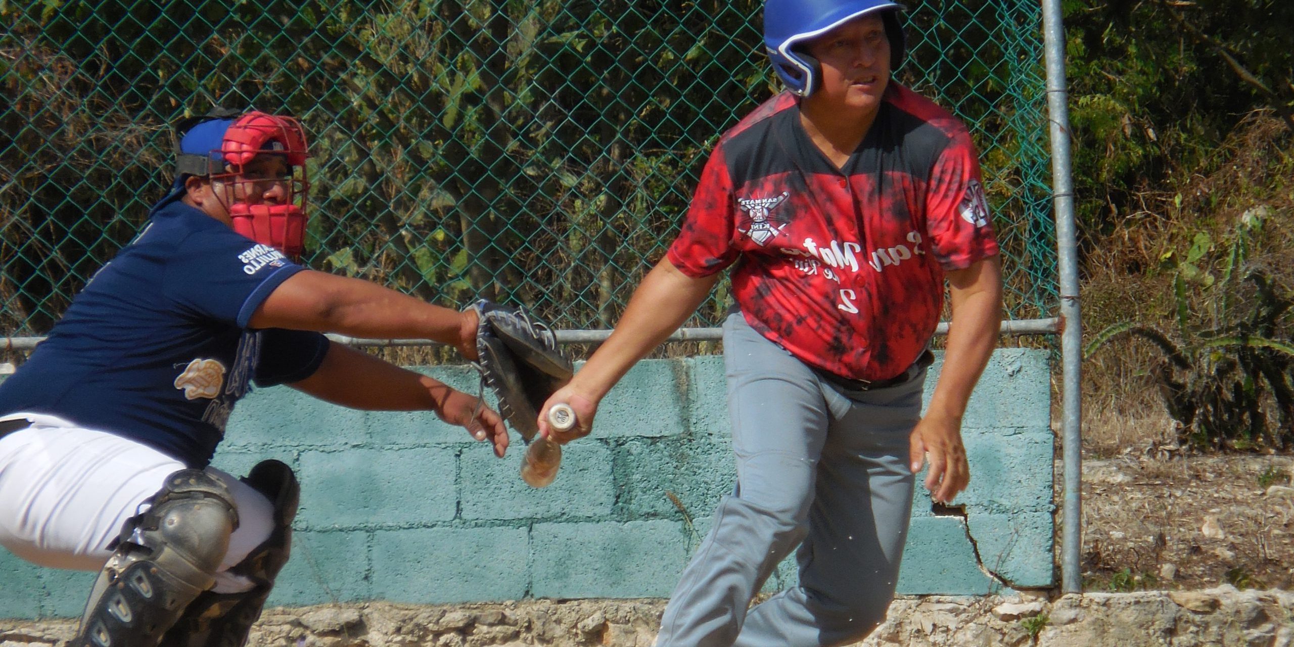 Tony Pech al momento de batear de hit en la liga motuleña